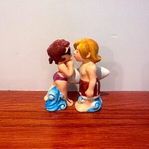 “Surf Kiss” Cute Ceramic Couple Salt & Pepper Shaker Set NIB